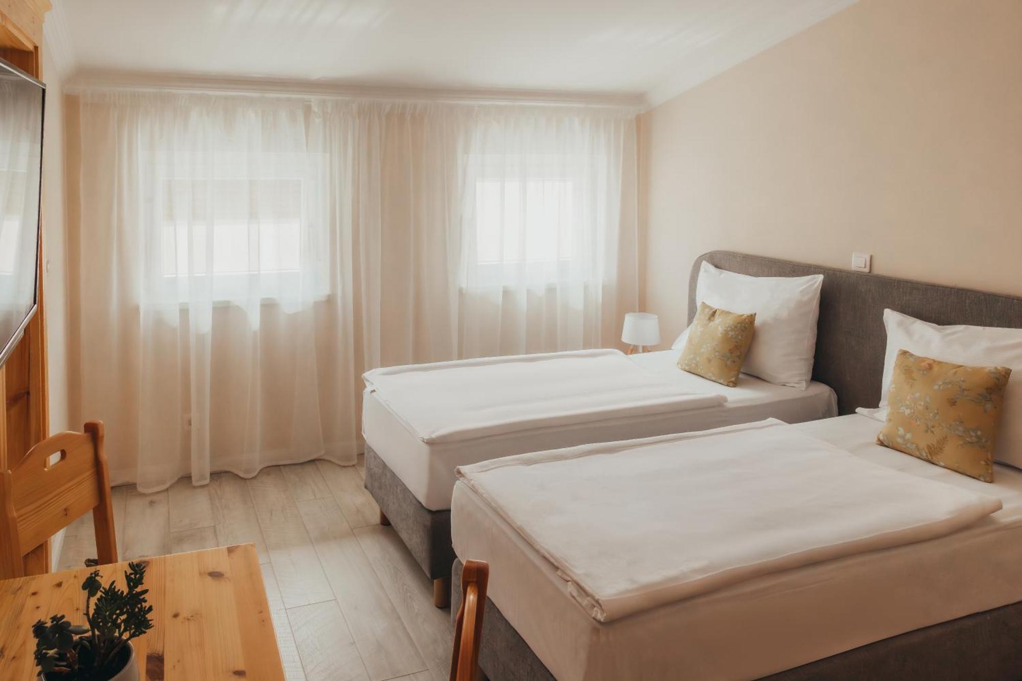Hotel Kadoor Karlovac Dış mekan fotoğraf