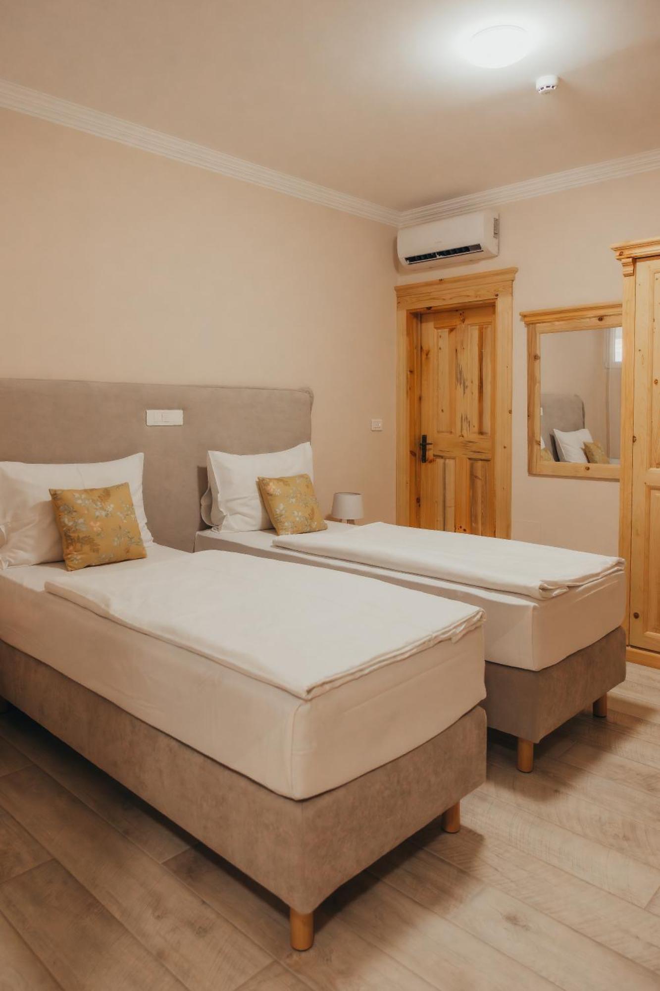 Hotel Kadoor Karlovac Dış mekan fotoğraf